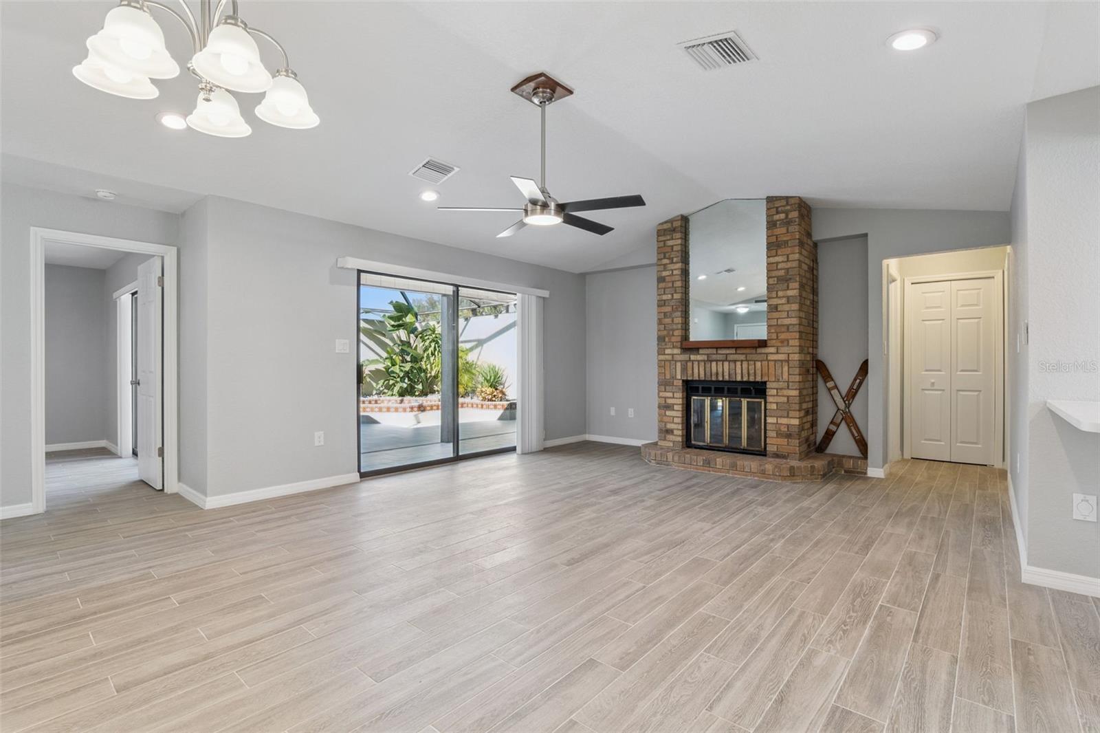 TAVARES VISTA DEL LARGO CONDO PH 03 - Residential