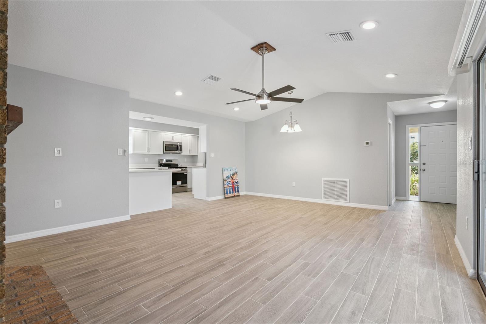 TAVARES VISTA DEL LARGO CONDO PH 03 - Residential