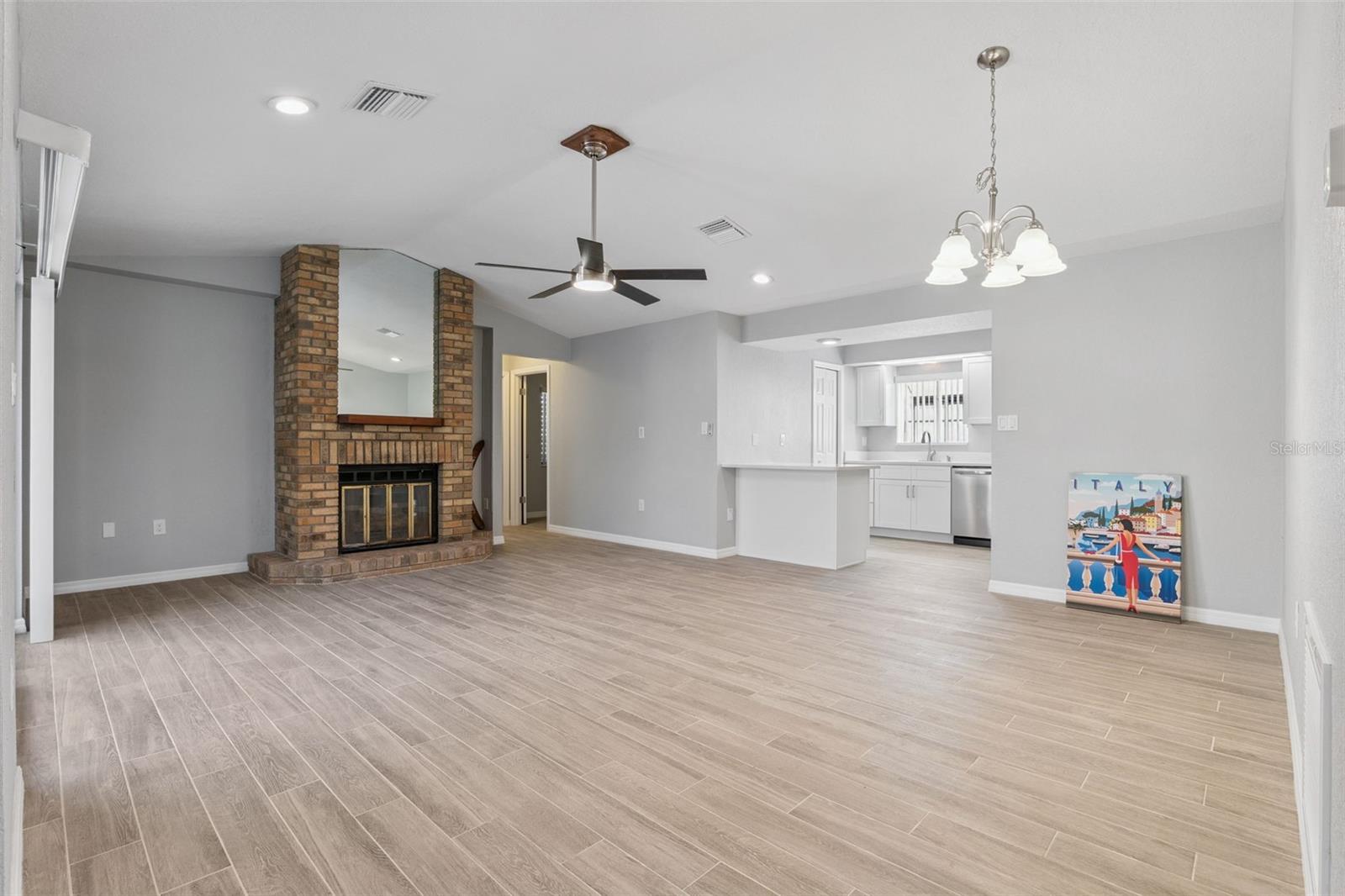 TAVARES VISTA DEL LARGO CONDO PH 03 - Residential