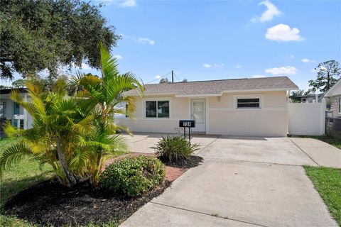 Photo of 734 Lynndale Street N, St Petersburg, FL 33703 (MLS # TB8426724) Photo of 734 Lynndale Street N, St Petersburg, FL 33703 (MLS # TB8426724)