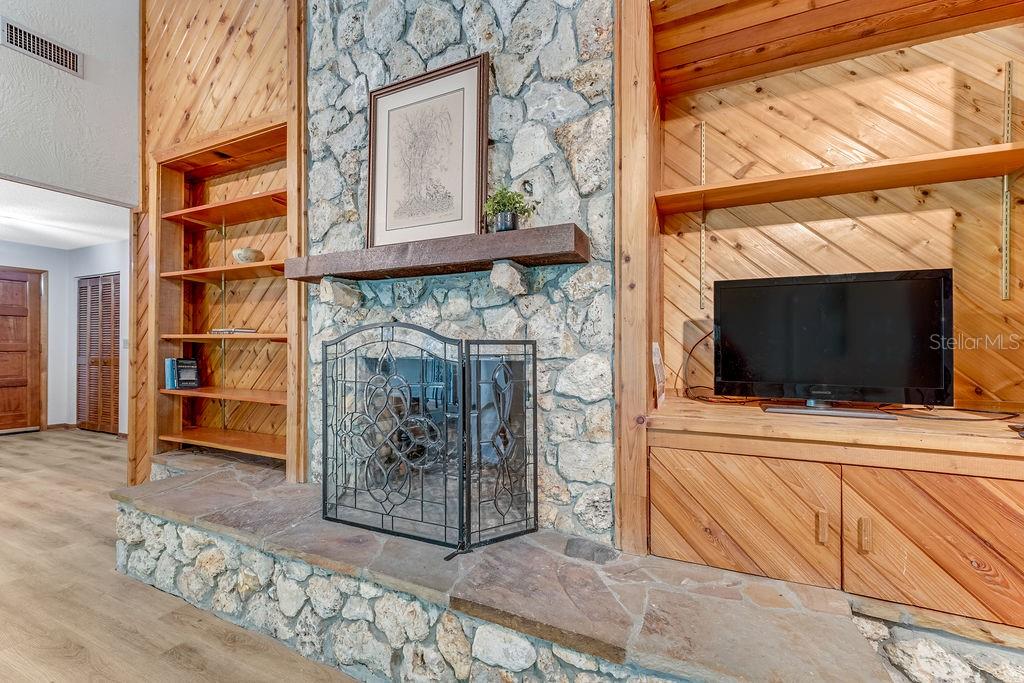 5943 TRAILWOOD DRIVE