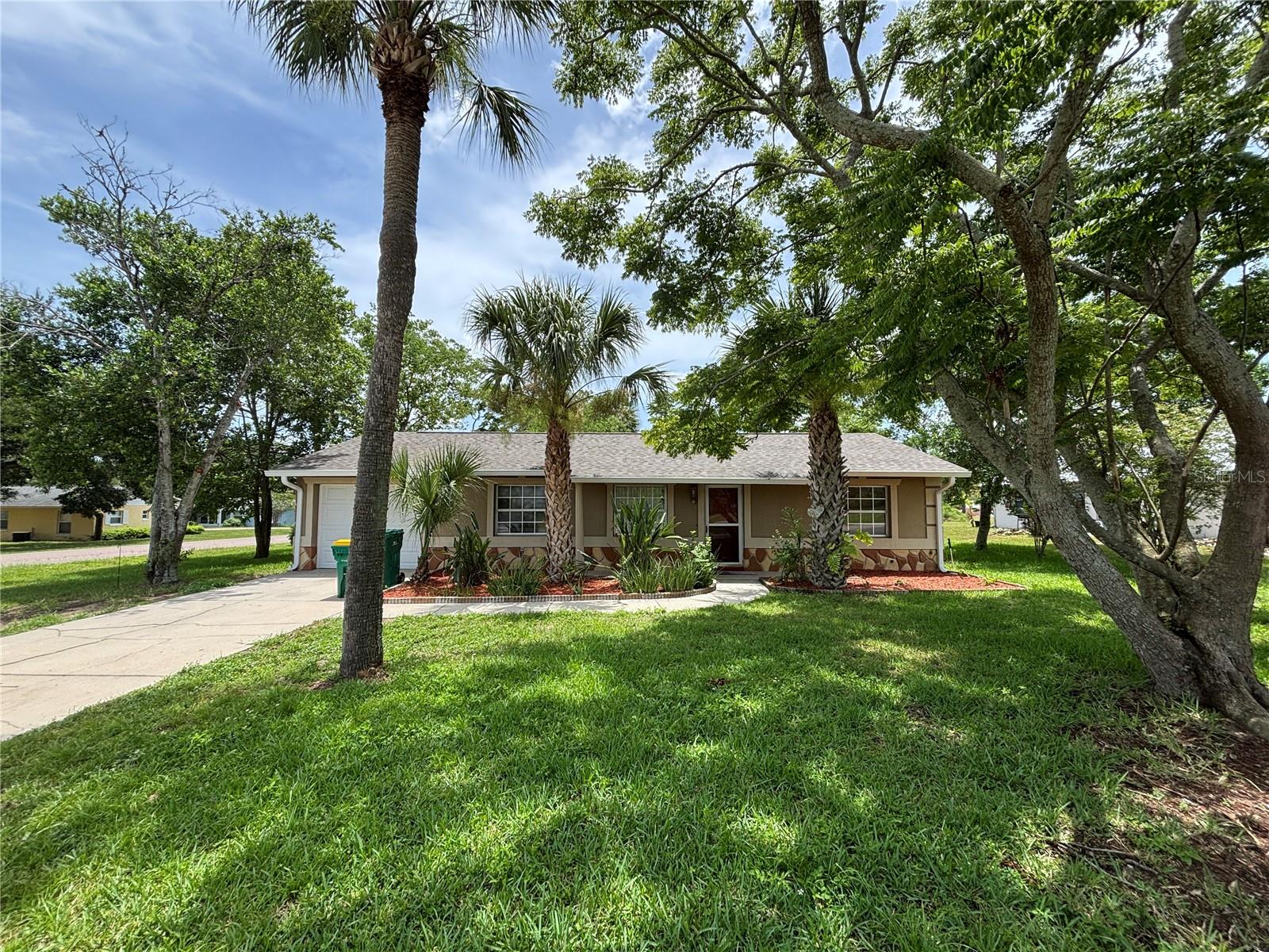 Lovely 3/2 near downtown Eustis! This house features stainless steel appliances, granite countertops, a sizeable yard, and an ideal location for travel. Split floor plan, galley kitchen, single-car garage, and appliance hookups are also features of the home.
Application fee: $65 per person over 18
Security deposit: $2050
Rent: $2000/mo
