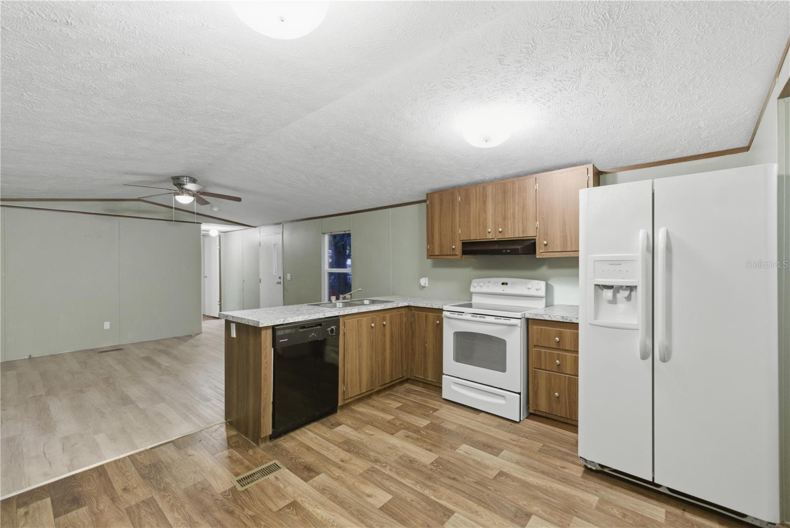 SMITH LAKE VILLAGE - Residential