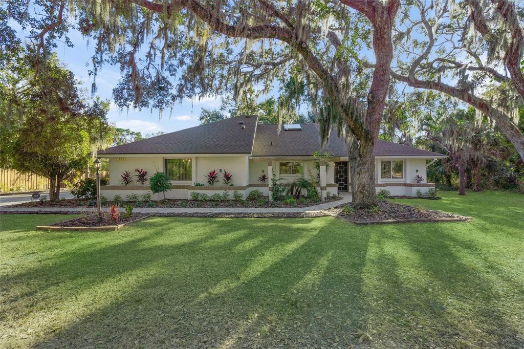 Photo of 4916 Hidden Oaks Trail, Sarasota, FL 34232 (MLS # A4676597)
