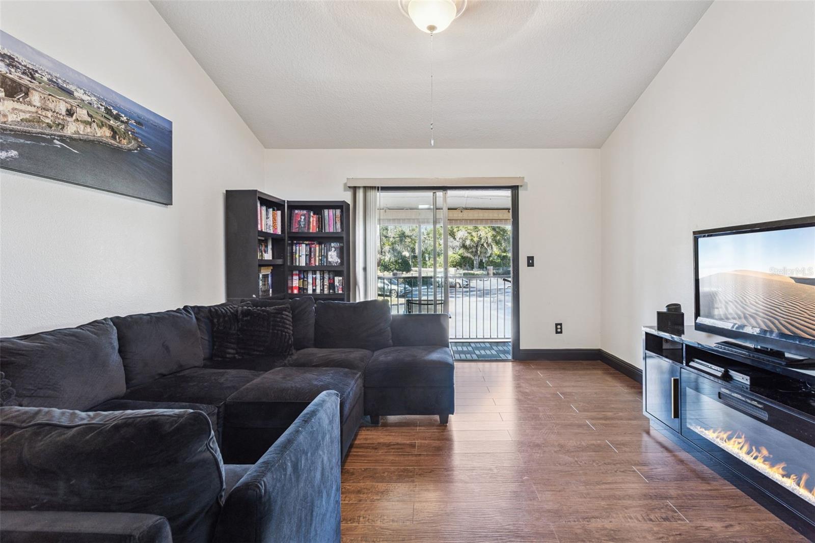 145 N PEARL LAKE CSWY 208