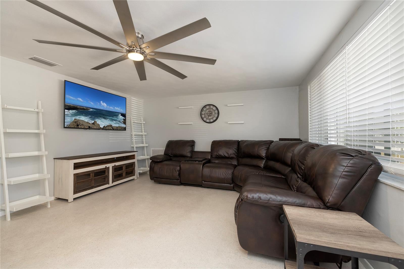 COLONIAL HILLS - Residential