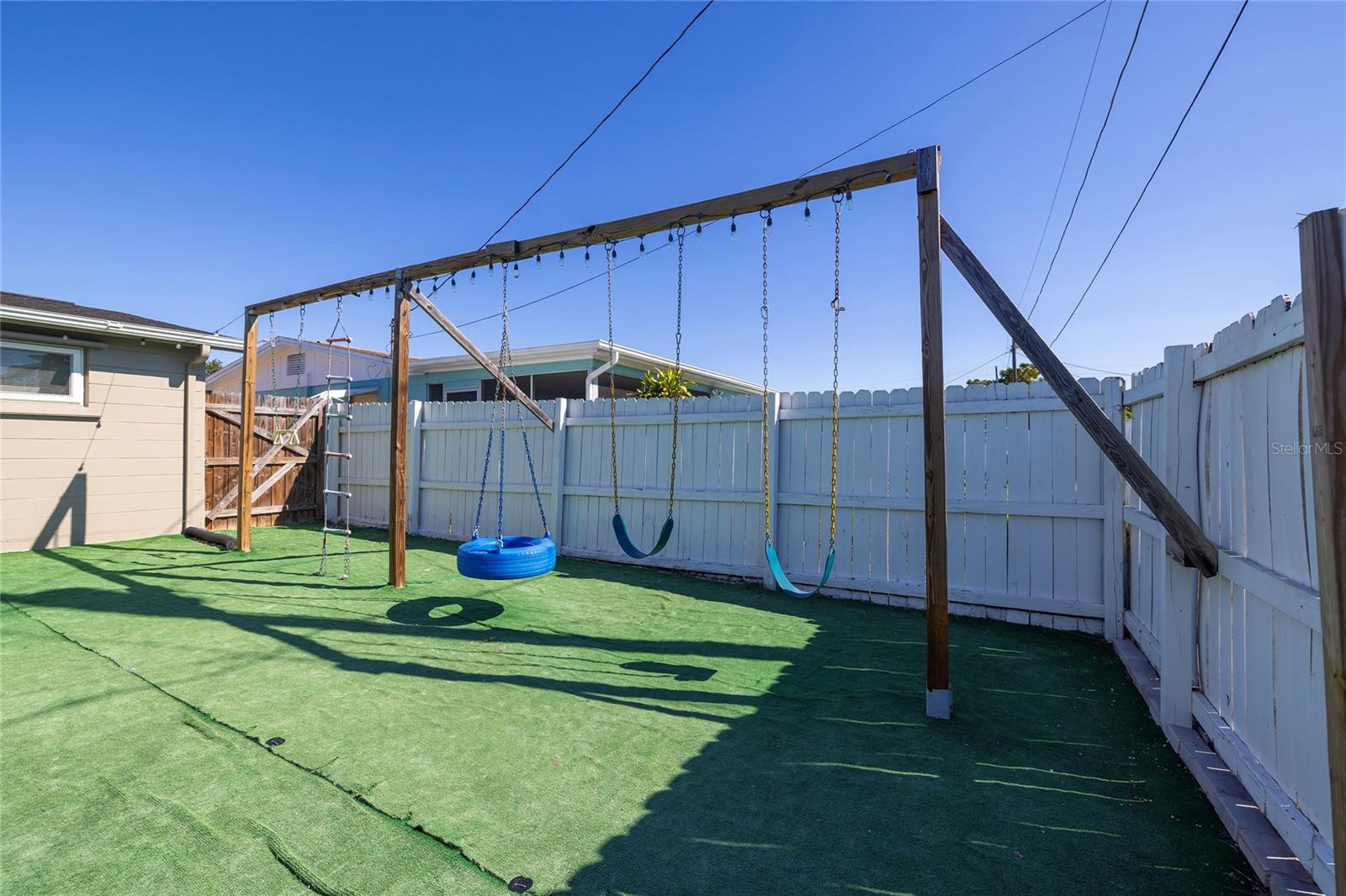 COLONIAL HILLS - Residential