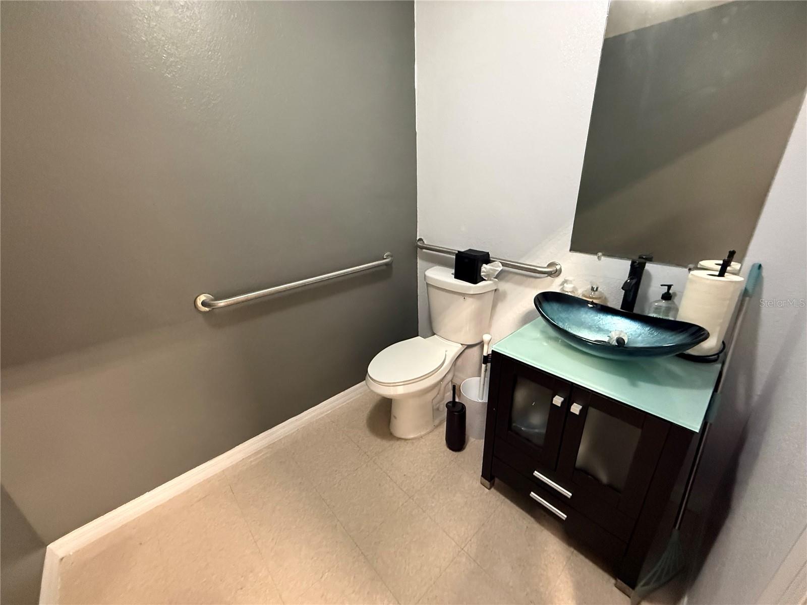 AIRPORT IND PARK - Commercial Lease