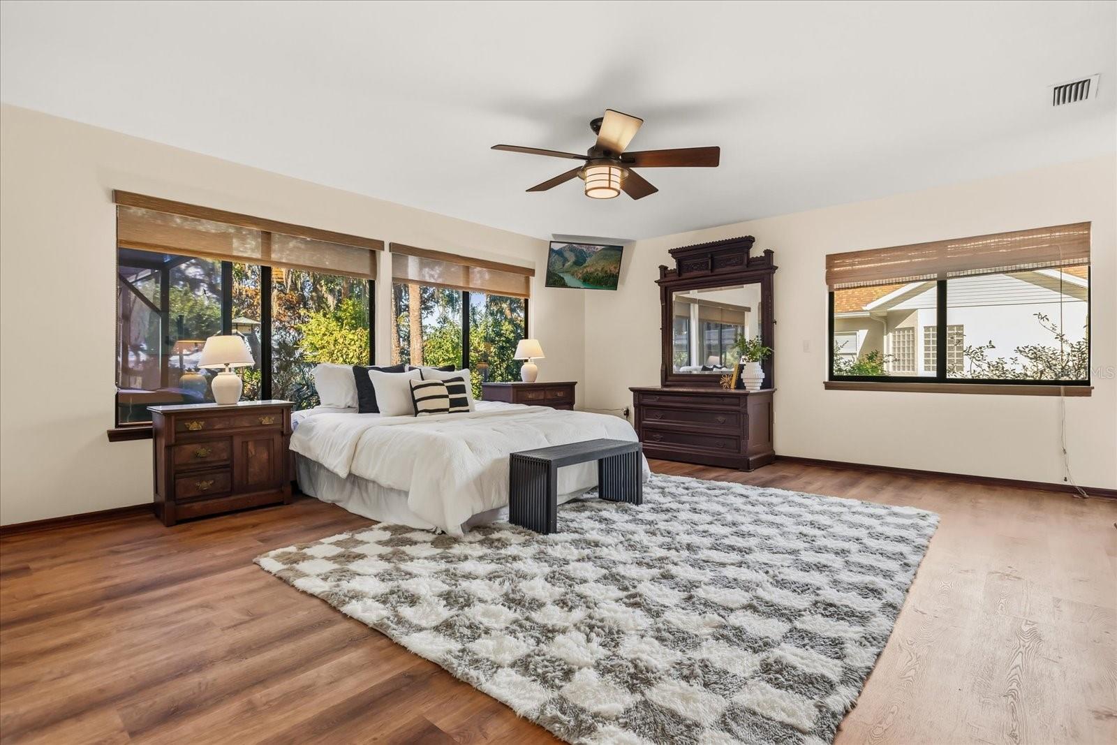 SQUIRREL POINT - Residential