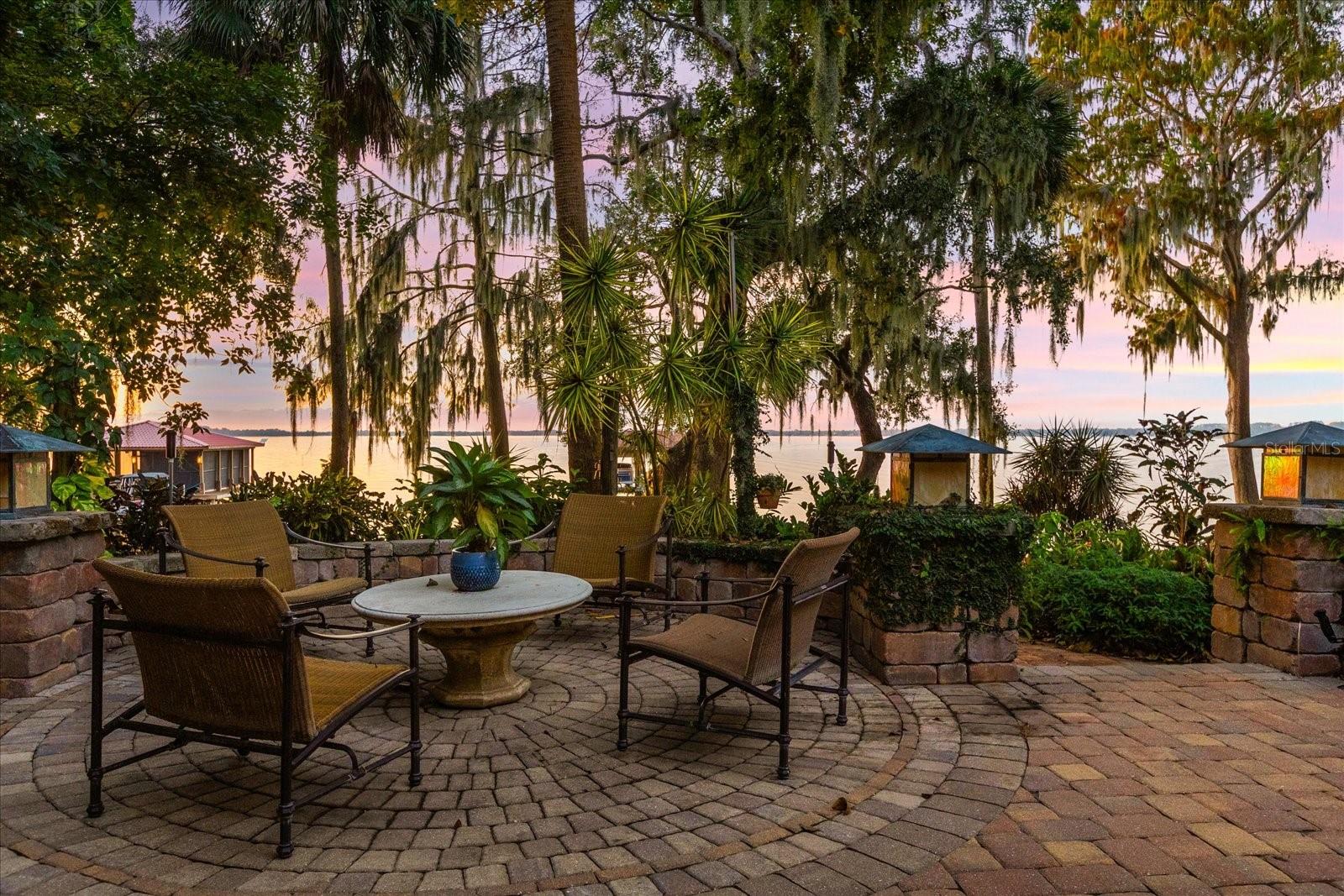 SQUIRREL POINT - Residential