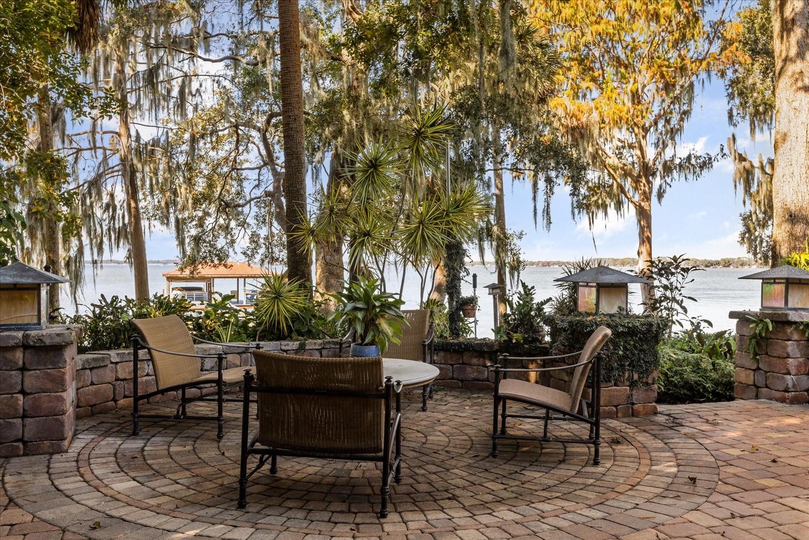 SQUIRREL POINT - Residential