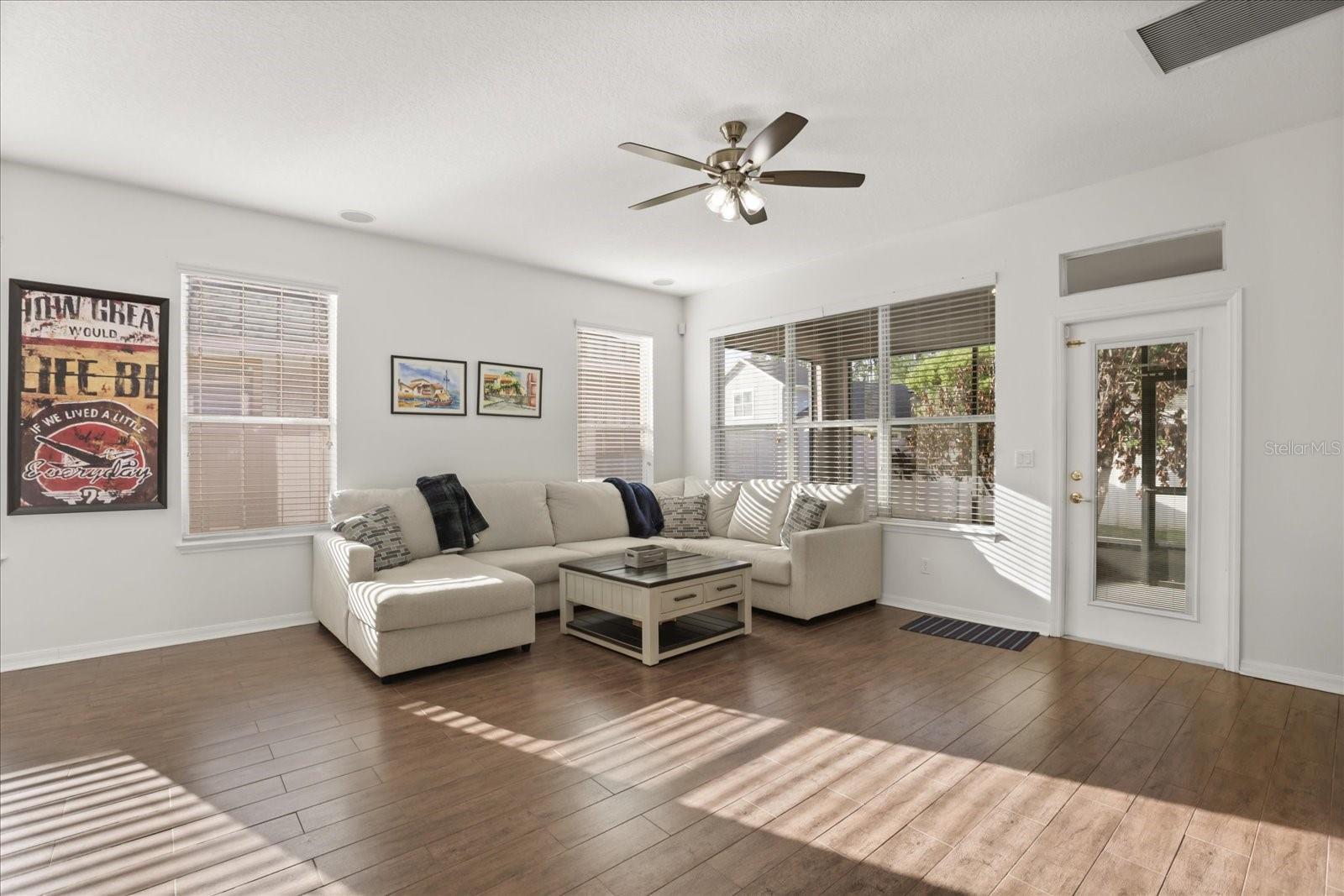 LAKES WINDERMERE PH 01 49 108 - Residential