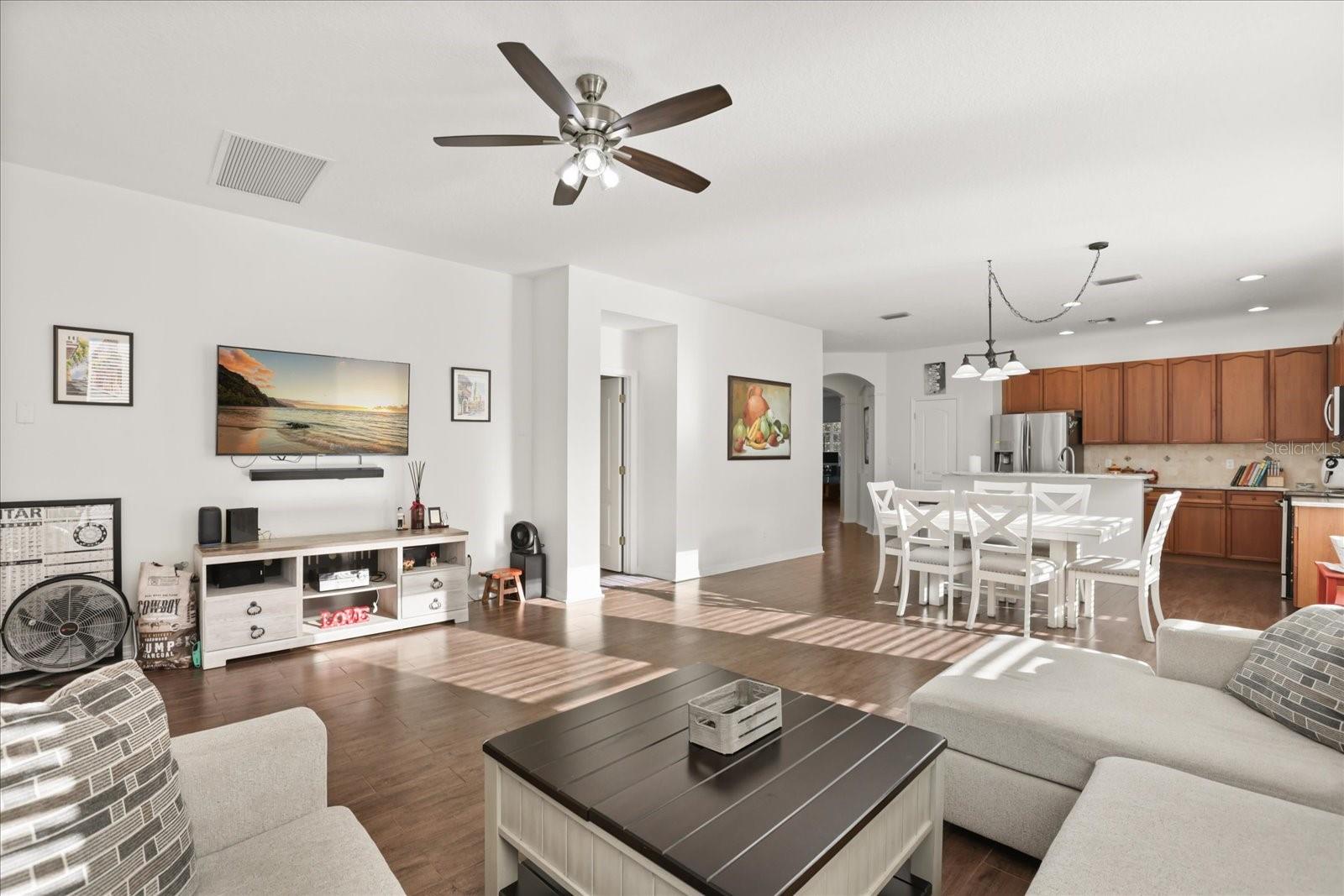 LAKES WINDERMERE PH 01 49 108 - Residential