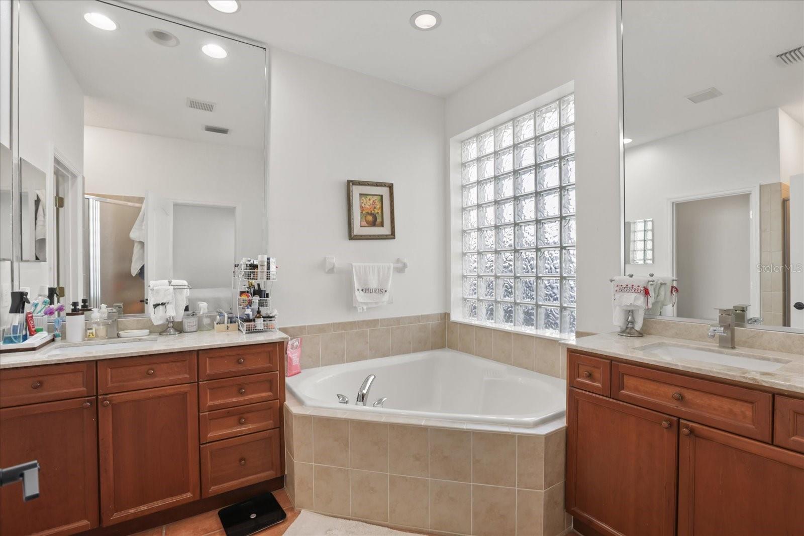 LAKES WINDERMERE PH 01 49 108 - Residential