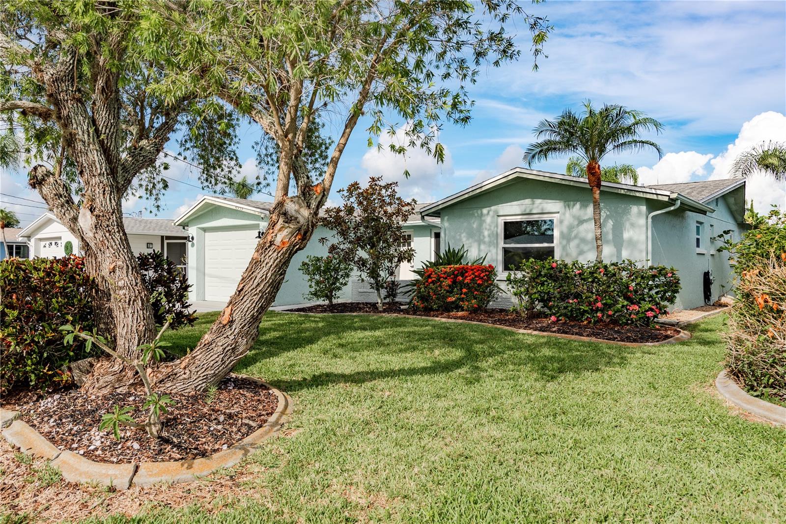 Waterfront Living in Gulf Harbors – Deep Water Canal w/ Boat Lift!
Here’s your chance to own a 3-bedroom, 2-bath waterfront home in the highly desirable Gulf Harbors community—one of Pasco County’s most sought-after boating neighborhoods! Located on a deep-water canal with direct Gulf access in minutes (no bridges!), this home is perfectly designed for the boating lifestyle. The kitchen has been beautifully updated with all-wood cabinets and granite countertops. Durable ceramic tile throughout the home, Spacious master suite with private bath and oversized closet, Light-filled family room opens to the backyard and overlooks the water. Outside, enjoy your own piece of paradise with a private dock with seating area, 10,000 lb. boat lift – ready for your vessel, A spacious backyard perfect for entertaining or relaxing by the water. As a resident, you’ll also have optional access to the exclusive Gulf Harbors Beach Club—a private sandy beach on the Gulf—for just a nominal annual membership fee.
Whether you're a full-time resident or looking for a weekend getaway, this is true Florida waterfront living at its finest.
Schedule your private tour today before this coastal gem is gone!