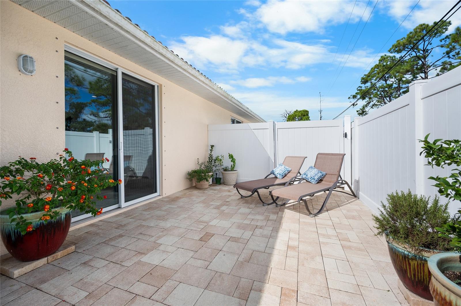 ARTISTS ENCLAVE - Residential