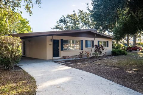 A home in WINTER HAVEN