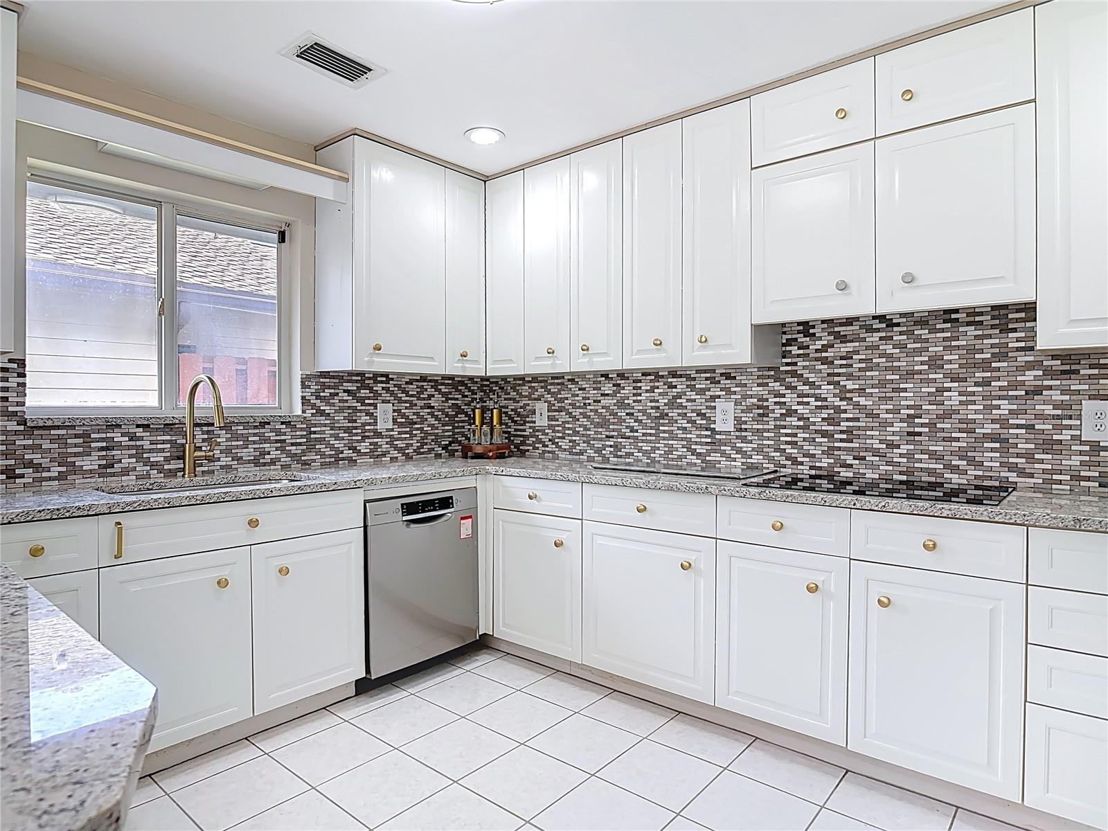 PELICAN BAY PH 04 UNIT 02 - Residential Lease