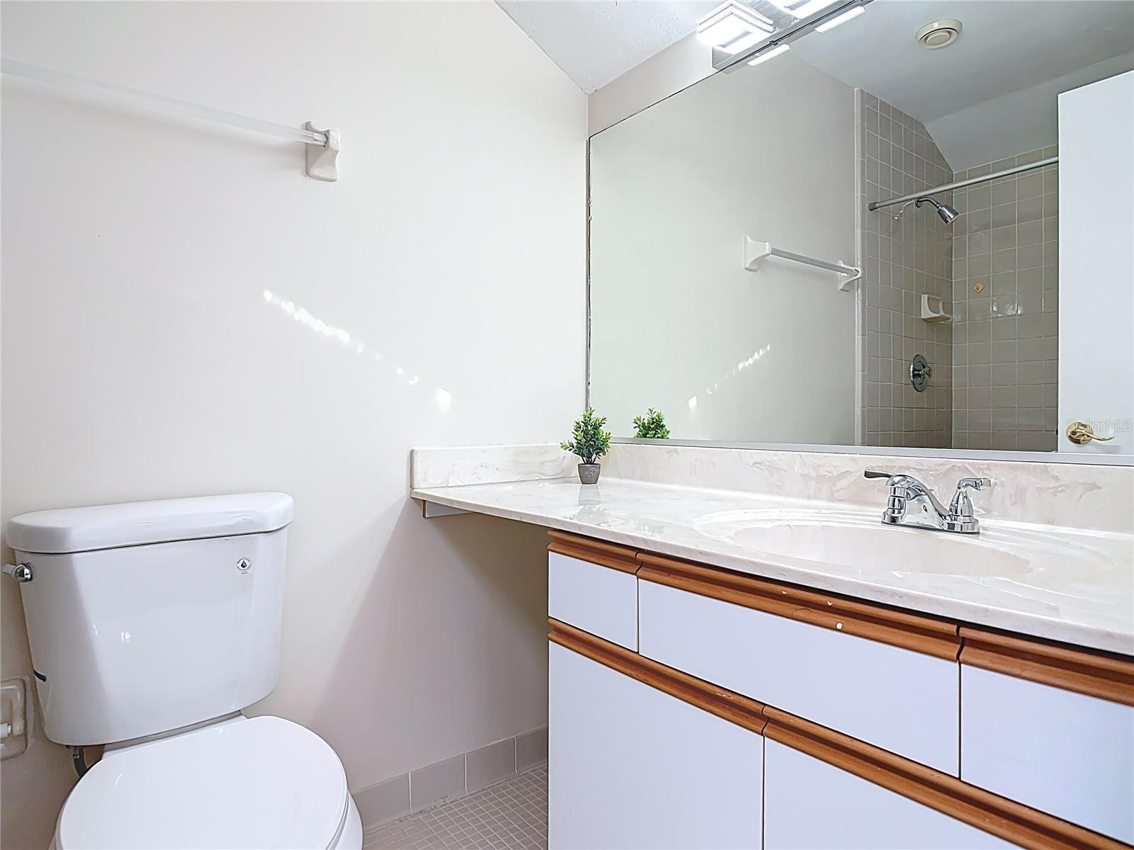 PELICAN BAY PH 04 UNIT 02 - Residential Lease