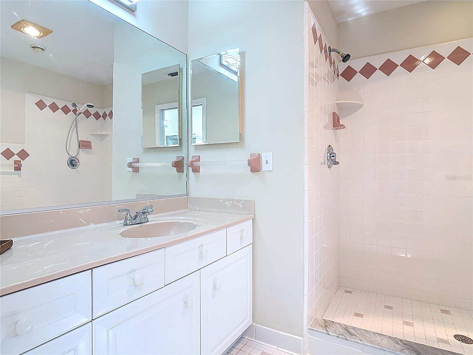 PELICAN BAY PH 04 UNIT 02 - Residential Lease