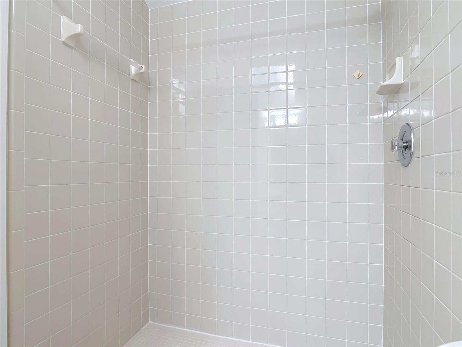 PELICAN BAY PH 04 UNIT 02 - Residential Lease