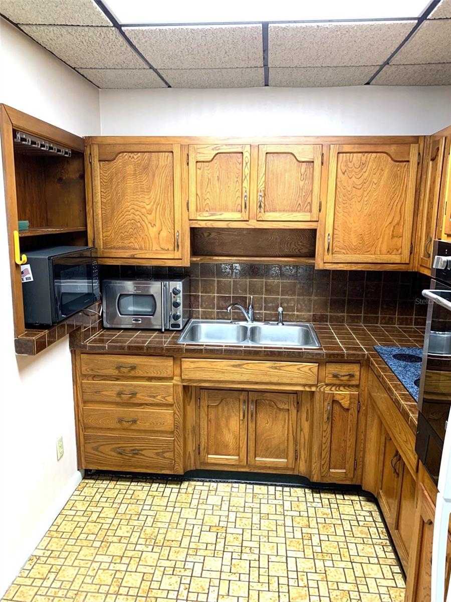 MICHAELSONS L J RE-SUBDIVISIO - Residential Lease