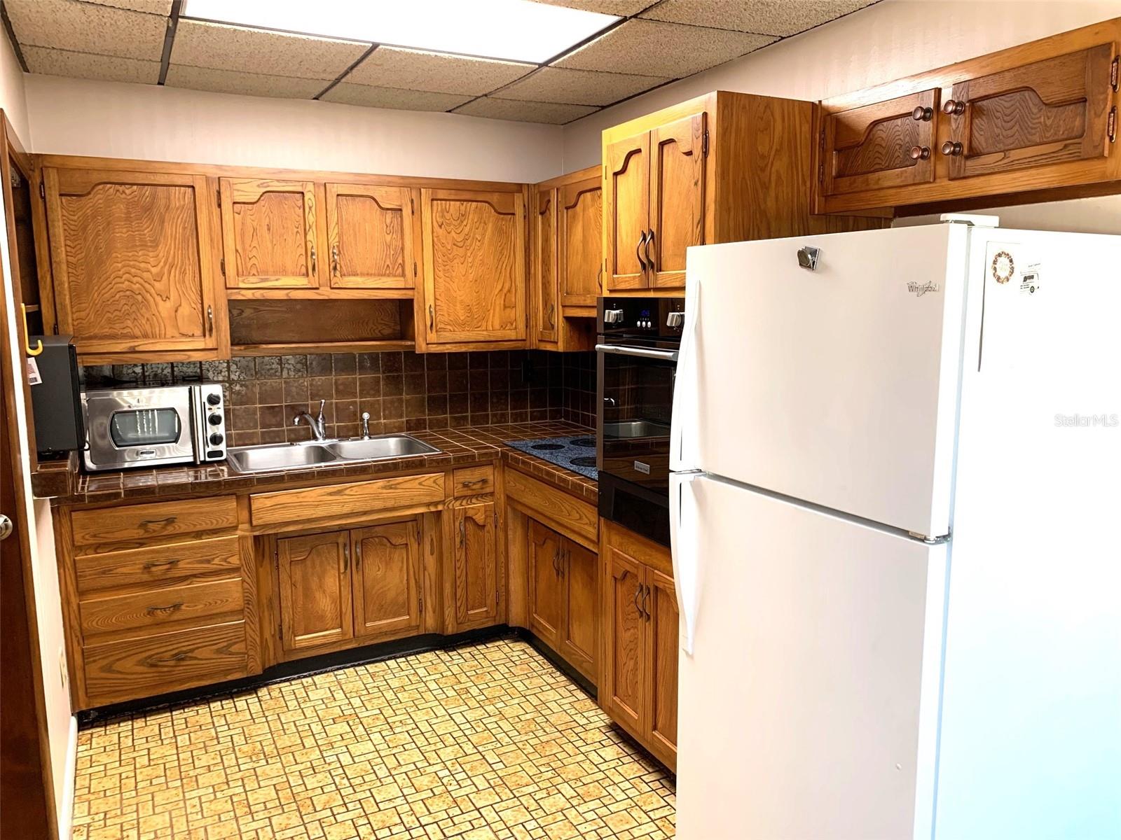 MICHAELSONS L J RE-SUBDIVISIO - Residential Lease