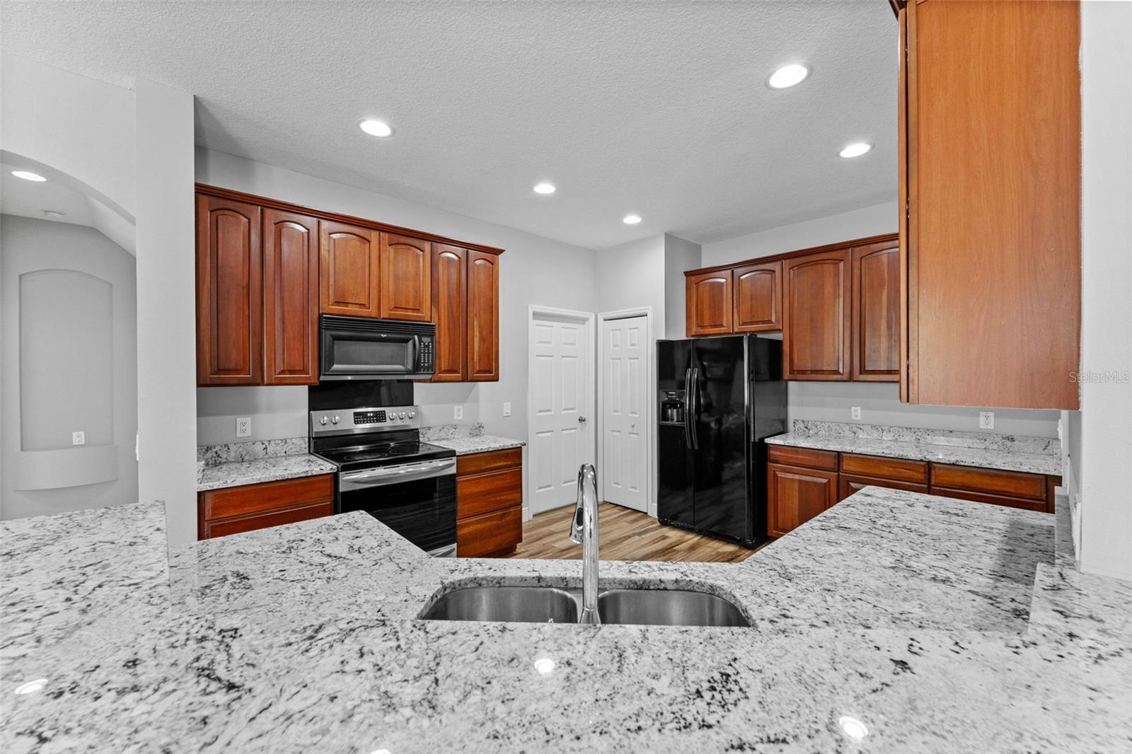 VALRICO LAKE - Residential