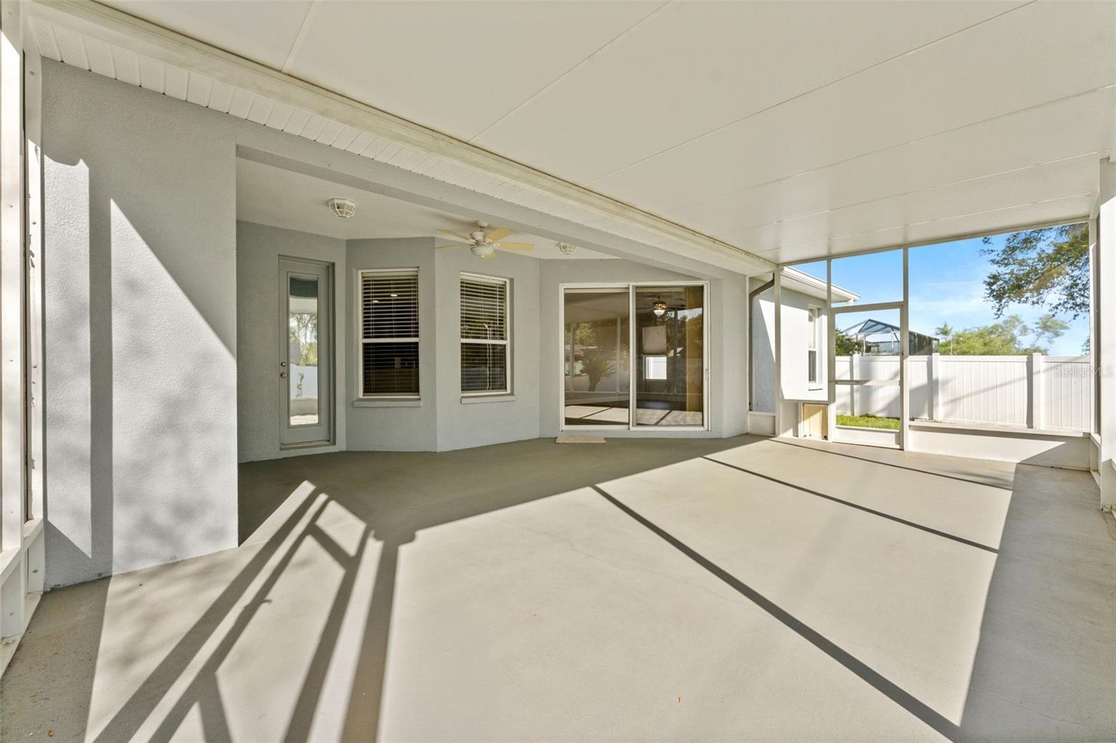 VALRICO LAKE - Residential