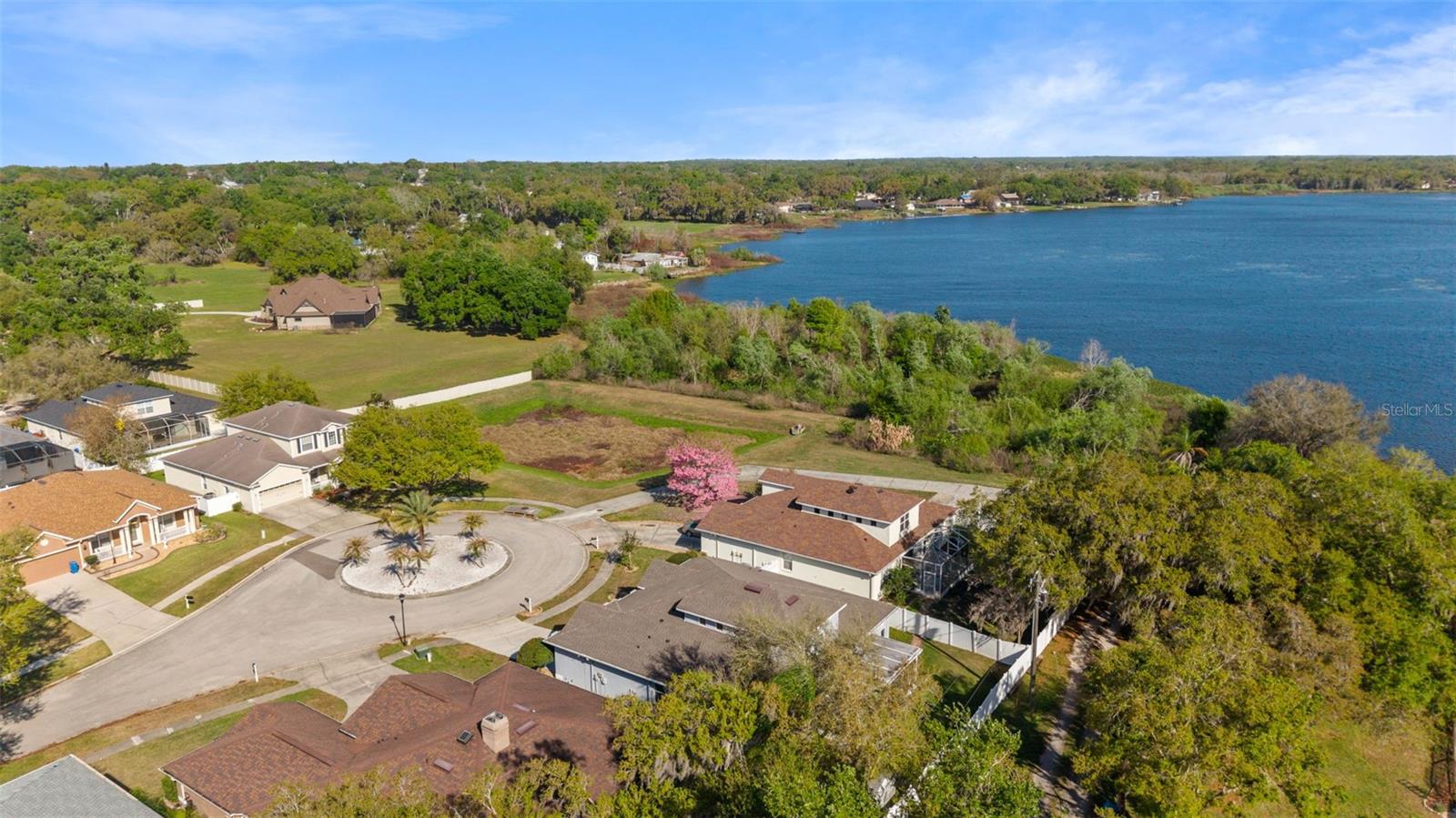 VALRICO LAKE - Residential