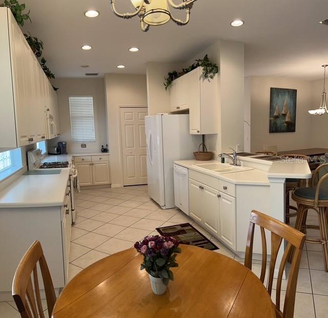 CARRIAGE RUN AT UNIVERSITY PLACE - Residential Lease