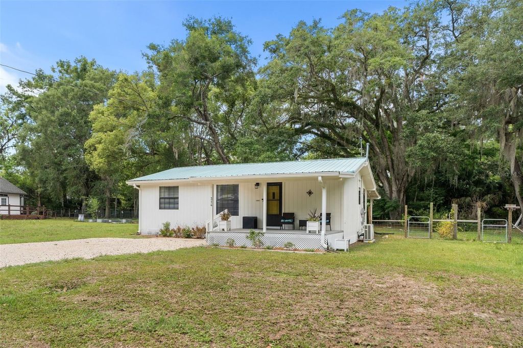 Photo of 314 SE 2nd Street, Williston, FL 32696 (MLS # GC540401)