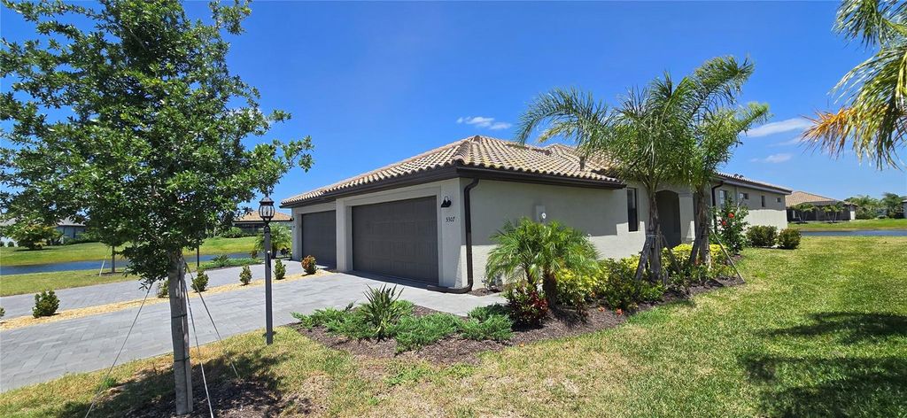 Photo of 5307 Crystal Harbor Cv, Bradenton, FL 34211 (MLS # A4691197)