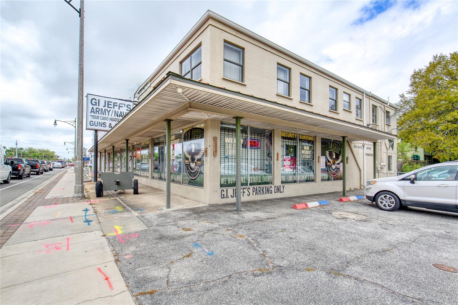 Main image without alt text