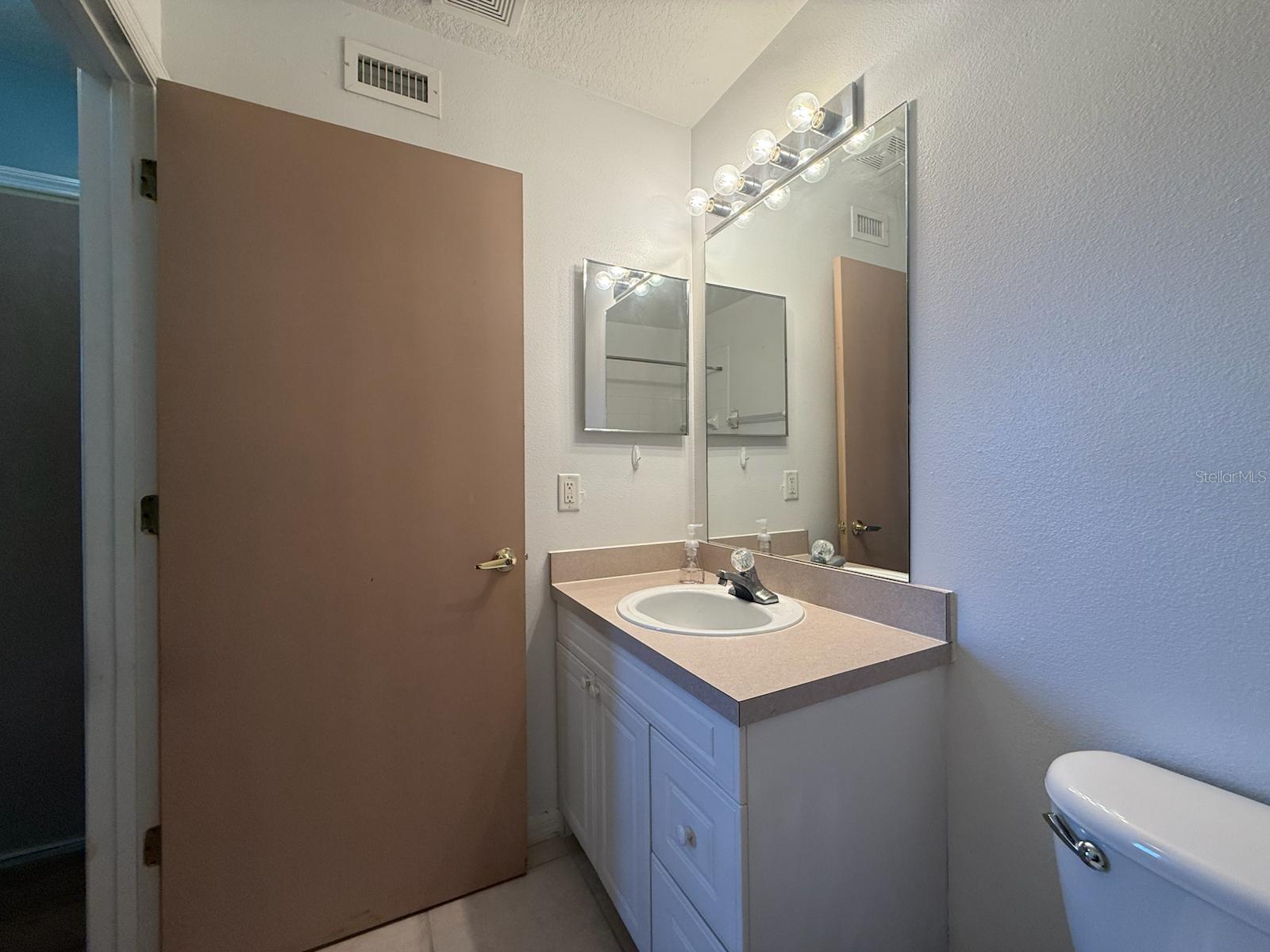ISLAND CLUB WEST PH 02 - Residential Lease