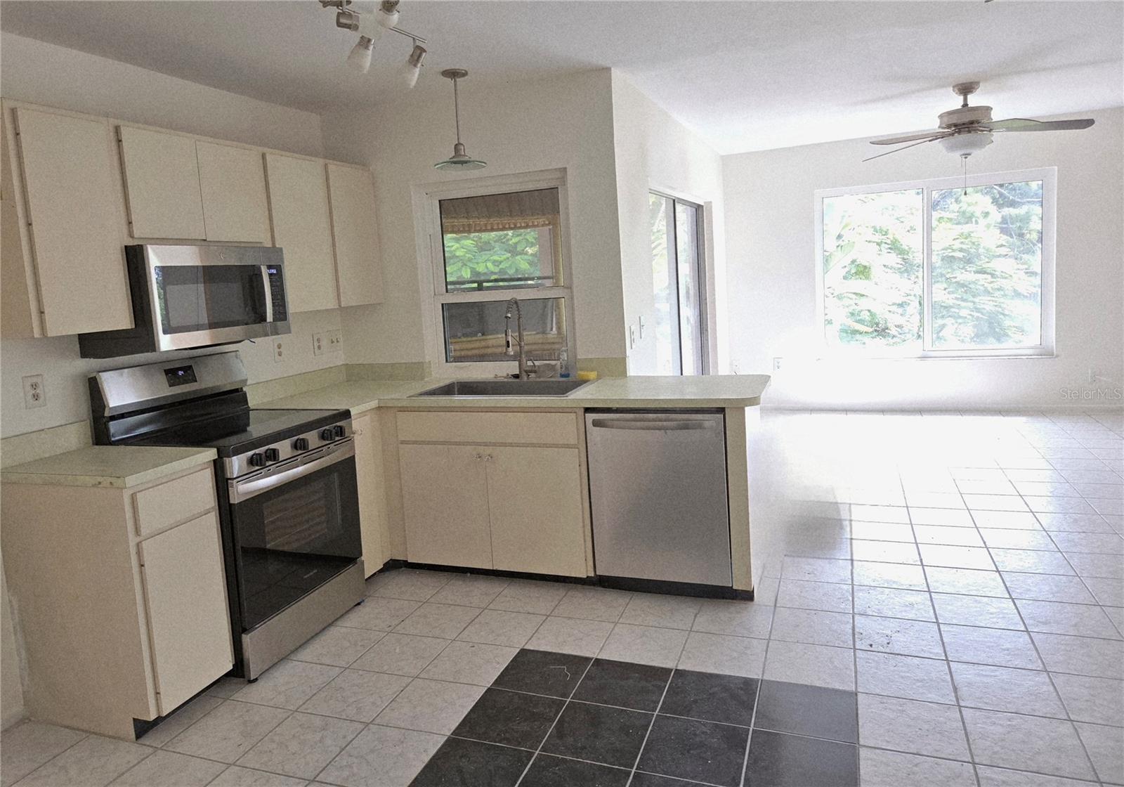 VILLAGE GREEN OF BDTN - Residential Lease