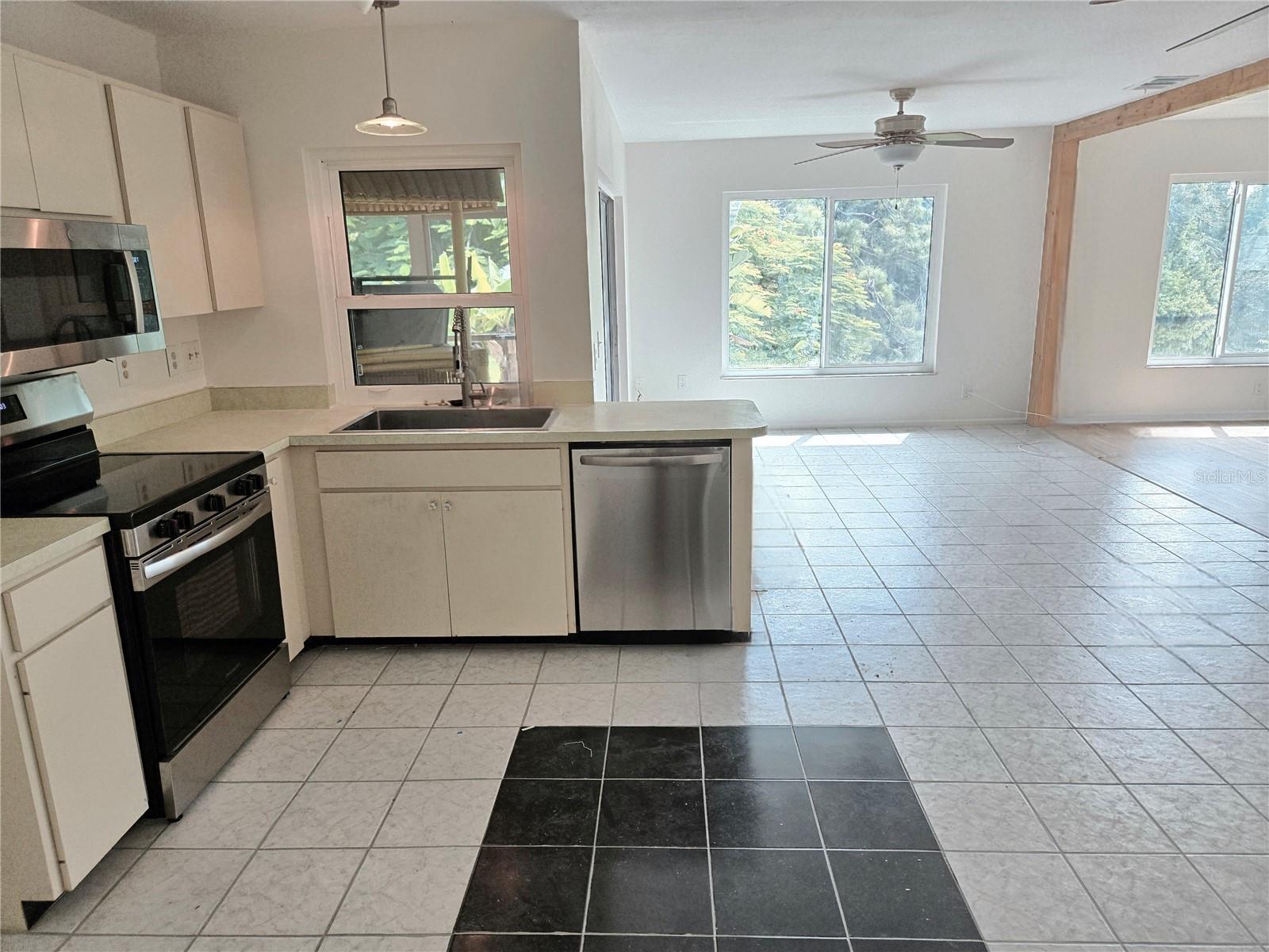 VILLAGE GREEN OF BDTN - Residential Lease