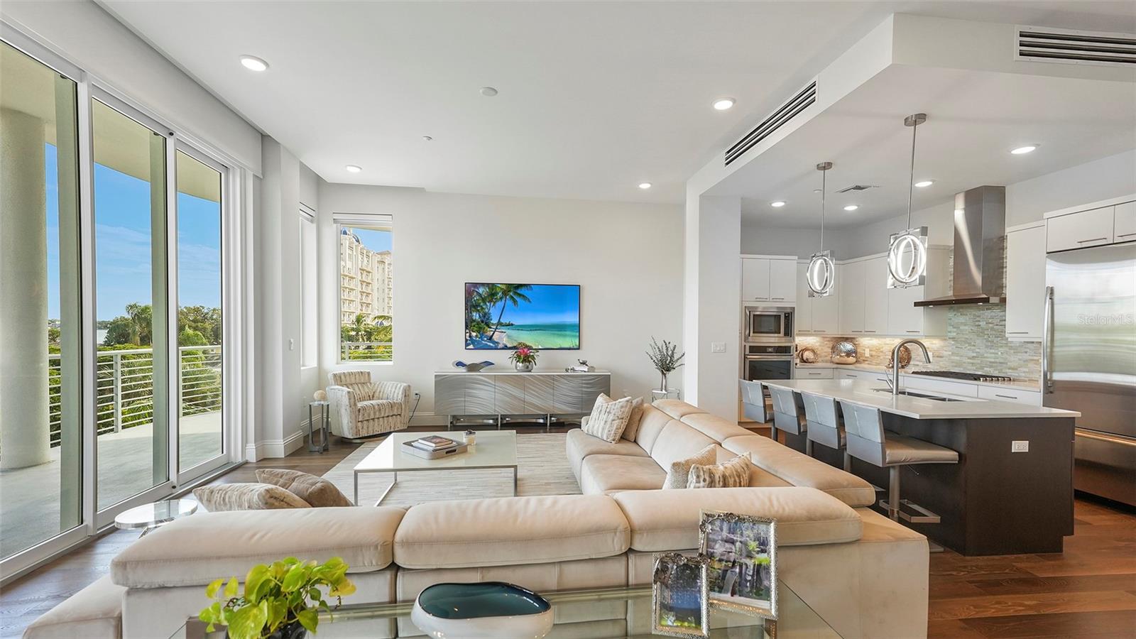 609 GOLDEN GATE POINT 301, SARASOTA, FL, 34236 4 609 GOLDEN GATE POINT 301
