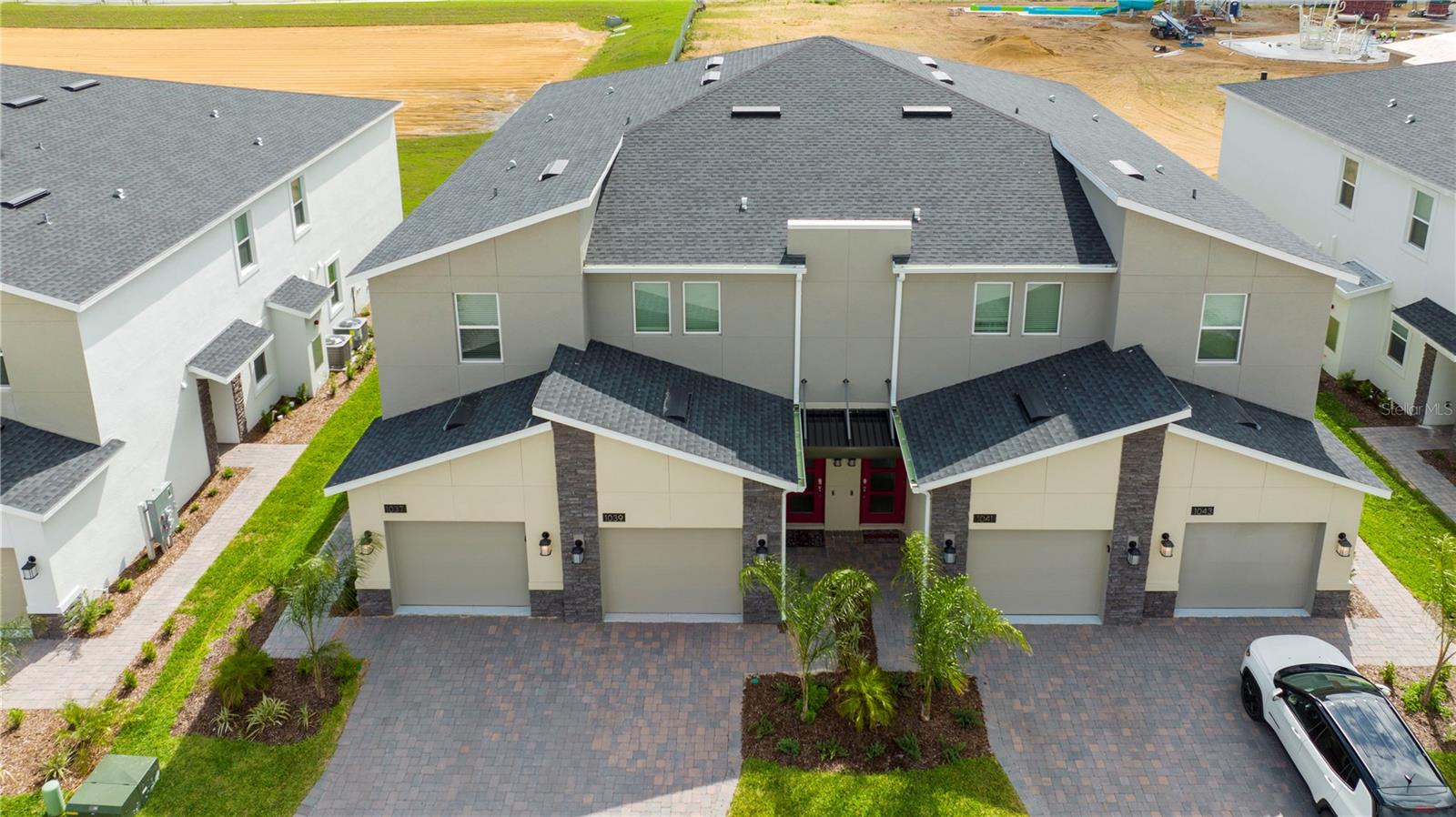 Take the opportunity to live in one of the best vacation community in town, make your life part of this resort style, this property is fully furnished and decorated where you are going to feel very confortable enjoying a quiet environment with amazing community amenities.