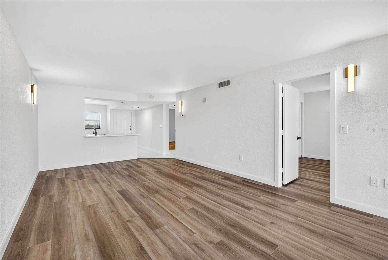 COVE CAY VILLAGE III - Residential