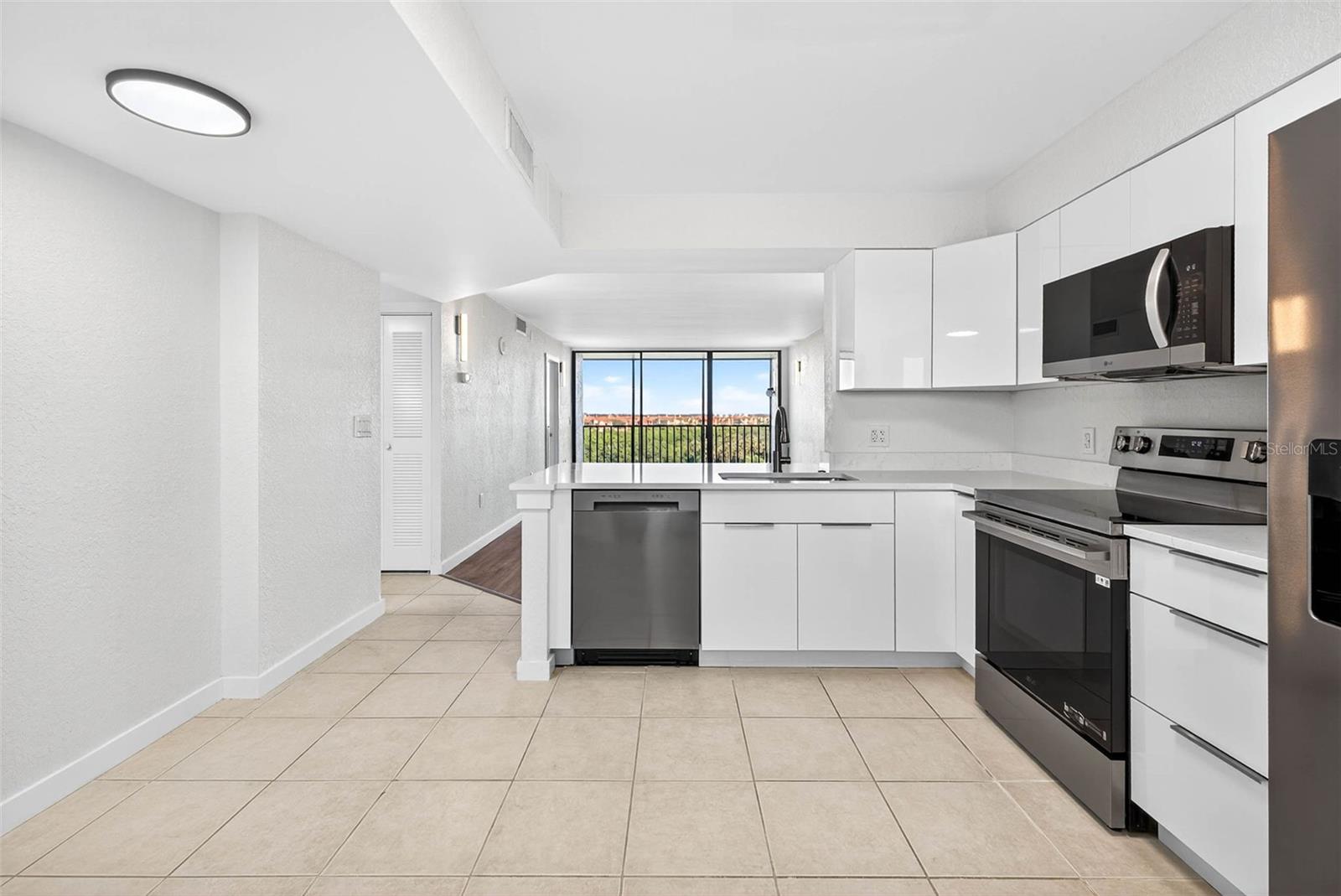 COVE CAY VILLAGE III - Residential