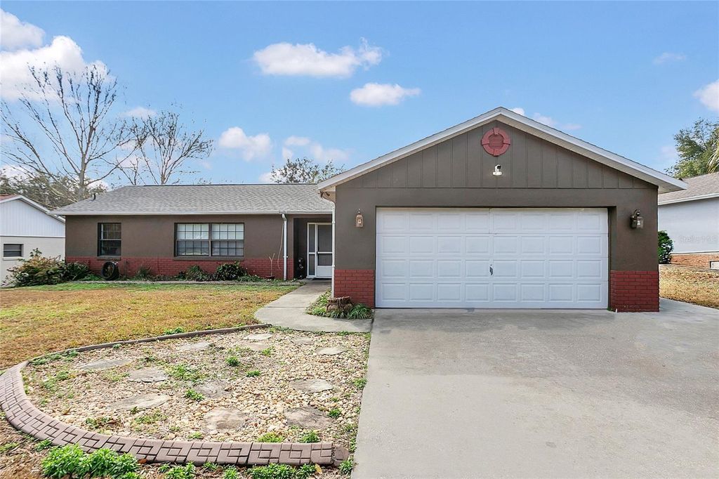 Photo of 10400 Summit Square Drive, Leesburg, FL 34788 (MLS # O6378410)