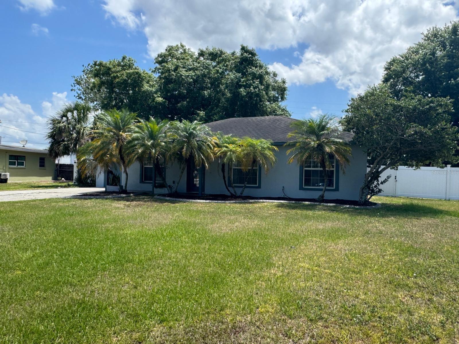 Beautiful, cozy and well-kept family home located in the quiet and friendly community of Dellwood Park, Kissimmee. Features 3 bedrooms and 2 full bathrooms, 1 car garage and lots of open space it has an open floor design with ceramic tile and carpet in the bedrooms.
It is also conveniently located near Downtown Kissimmee, and close proximity to US Highway 192, Valencia College- Osceola Campus, Osceola Regional Medical Center, Kissimmee Lakefront park, Shopping centers, restaurants.