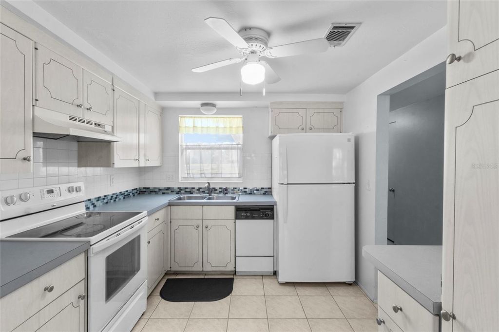 Photo of 1523 Lakeside Drive #15, Venice, FL 34293 (MLS # N6141481)