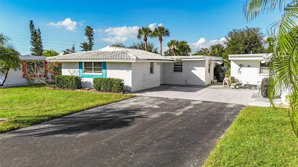 Photo of 1523 Lakeside Drive #15, Venice, FL 34293 (MLS # N6141481)