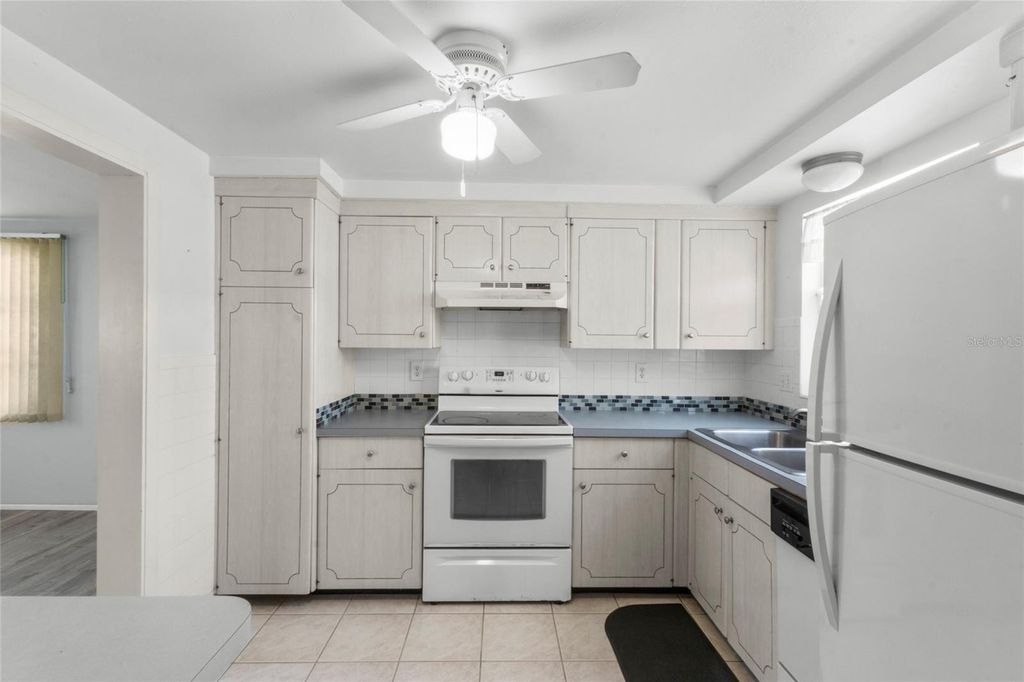 Photo of 1523 Lakeside Drive #15, Venice, FL 34293 (MLS # N6141481)