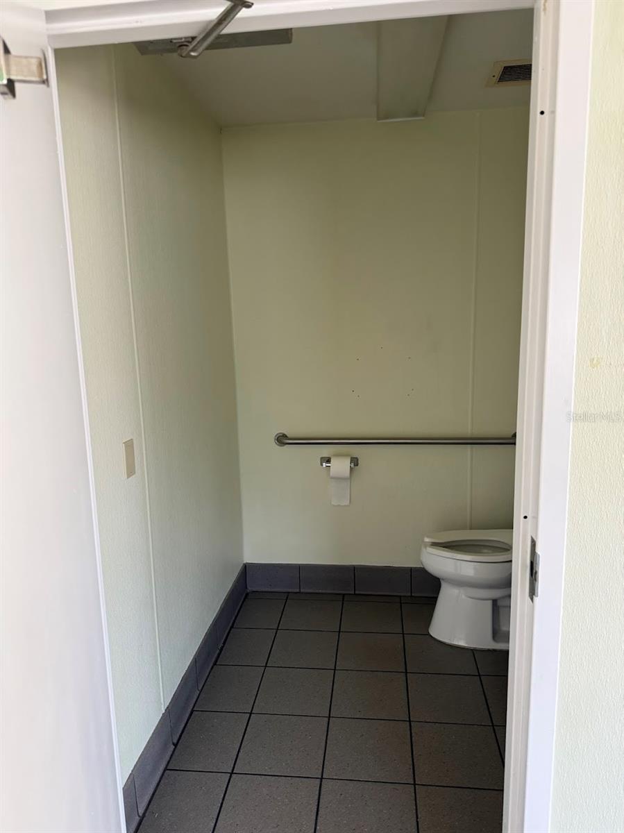 MEADOWVIEW 3RD ADD - Commercial Lease