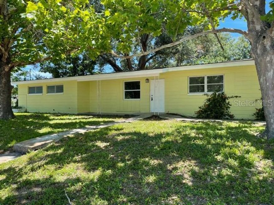 BEAUTIFUL 3 BEDROOM 2 BATHROOM HOME LOCATED IN PRIME ST PETERSBURG LOCATION CLOSE TO 1275 FOR QUICK ACCESS TO DOWNTOWN ST PETE, BEACHES AND MUCH MORE. UPDATED KITCHEN , UPDATED BATHROOMS, FRESH PAINT, A MUST SEE!! WONT LAST LONG!!