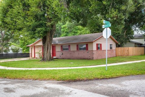 A home in WINTER HAVEN