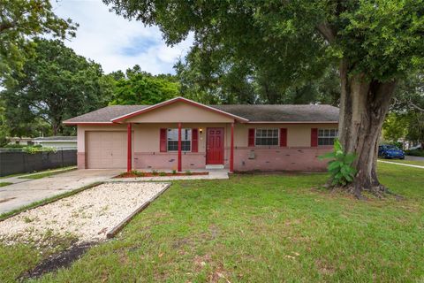 A home in WINTER HAVEN